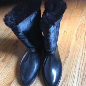 Maple leaf winter boots size 4